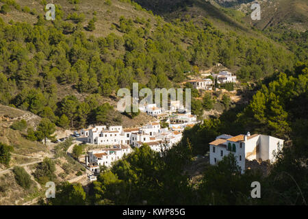 El Acebuchal, un village blanc ou peublo blanco, dans la région est de Malaga. Une fois abandonné, le village a été récemment restauré. Banque D'Images