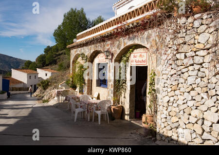 El Acebuchal, un village blanc ou peublo blanco, dans la région est de Malaga. Une fois abandonné, le village a été récemment restauré. Banque D'Images