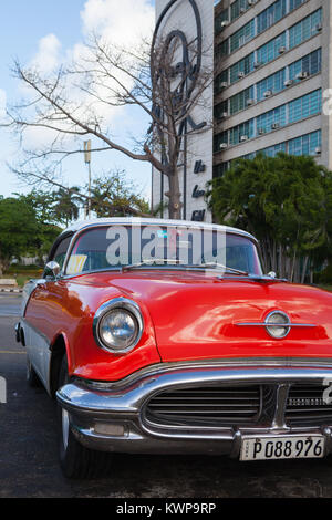 La Havane, Cuba - janvier 22, 2017 : Vieille voiture américaine sur la route dans la Vieille Havane, Cuba.Des milliers de ces voitures sont encore en usage à Cuba et ils ont beco Banque D'Images