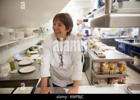 France,Lourmarin, restaurant La Feniere. Reine Samut rire dans la cuisine Banque D'Images