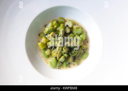 France,Lourmarin, restaurant La Feniere. Les haricots et les asperges Banque D'Images