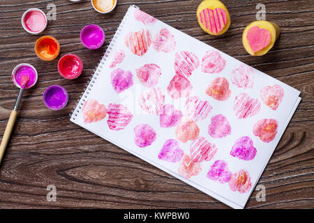 Arrière-plan de félicitations le jour de la Saint-Valentin et peintures acryliques, une pomme de terre coeur stamp sur une table en bois. Projet d'art pour enfants bricolage pour enfants. Craft Banque D'Images