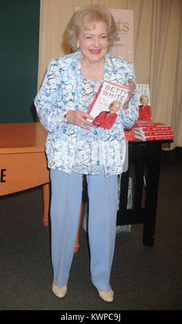 NEW YORK, NY - 06 MAI : Betty White signe des copies de "Si vous me demandez (et bien sûr, vous ne serez pas)' à Barnes & Noble, la 5e Avenue, le 6 mai 2011 à New York. People : Betty White Banque D'Images