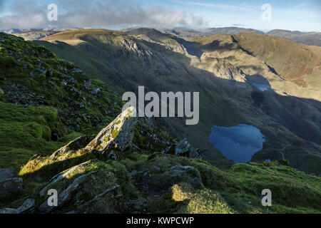 Vue depuis le sommet de Coniston le vieil homme à l'égard de l'eau ci-dessous bas bord tombé et grand comment au-delà des rochers, Parc National de Lake District, Cumbria Banque D'Images