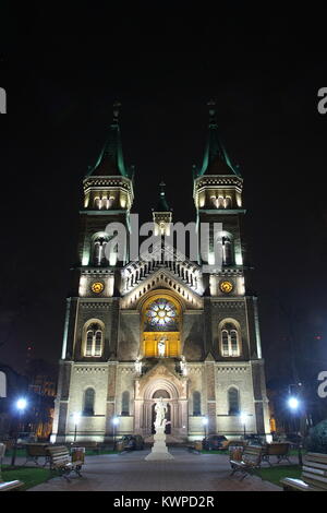 Vue de la nuit de l'architecture néo-romane du millénaire l'église Sainte Marie à Timisoara, Timis, Roumanie Banque D'Images