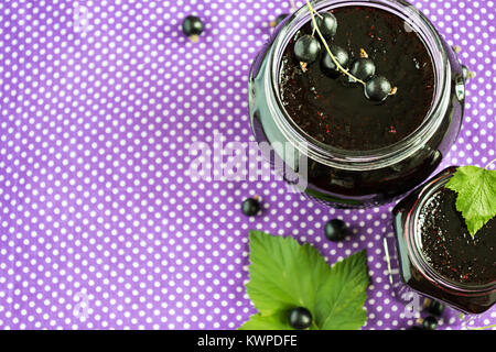 De la confiture de cassis. Selective focus, copy space background Banque D'Images