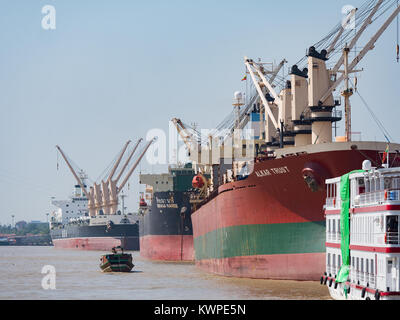 En bois traditionnel, bateau sur la rivière de Yangon à côté de l'un d'Yangonâ€™principaux ports commerciaux. Banque D'Images