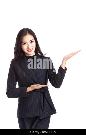 Portrait d'une jeune et belle asiatique business woman making an introduction, isolé sur fond blanc. Banque D'Images