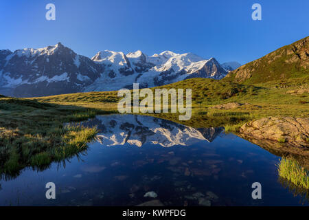 Massif du Mont Blanc reflète dans le lac. France Banque D'Images