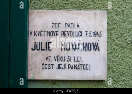 PRAGUE, RÉPUBLIQUE TCHÈQUE - 22 décembre 2017 : une plaque dans la ville historique de Prague, marquant l'endroit où Julie Novackova a été tué au cours de la Banque D'Images