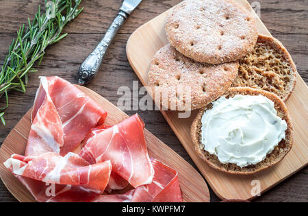 Tranches de jambon et de sandwich au fromage à la crème Banque D'Images