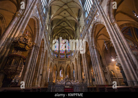 PRAGUE, RÉPUBLIQUE TCHÈQUE - 22 décembre 2017 : une vue à l'intérieur de l'historique Cathédrale Saint-Guy de Prague, le 22 décembre 2017. La Cathédrale Saint-Guy est Banque D'Images