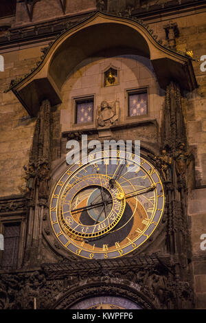 Une vue sur la ville historique de Prague l'horloge astronomique dans la nuit dans la ville de Prague, République tchèque. Banque D'Images
