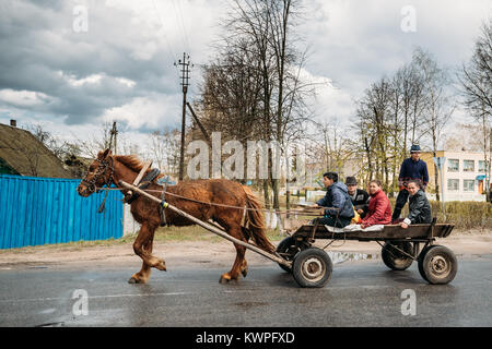 Pribor, région de Gomel (Bélarus). Roms ou Gitans monter à cheval sur la rue en campagne. Banque D'Images