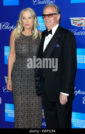 Peter Fonda et son épouse Margaret DeVogelaere assister à la 29e édition du Festival International du Film de Palm Springs Film Awards Gala à Palm Springs Convention Center le 2 janvier 2018 à Palm Springs, en Californie. Banque D'Images