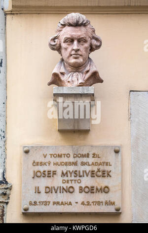 PRAGUE, RÉPUBLIQUE TCHÈQUE - 23 décembre 2017 : une sculpture et la plaque marquant l'emplacement où le compositeur tchèque Josef Myslivecek vécu à Prague - image Banque D'Images