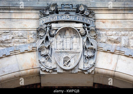 Les armoiries de la ville de Prague, magnifiquement sculpté sur la façade de la Tour Poudrière de Prague, en République tchèque, le 23 décembre 2017. Banque D'Images