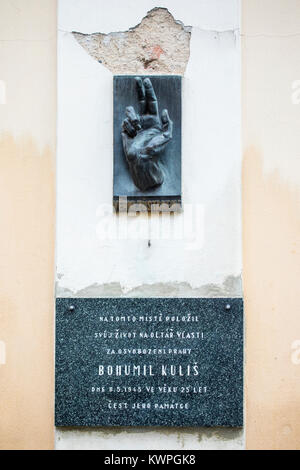 PRAGUE, RÉPUBLIQUE TCHÈQUE - 22 décembre 2017 : une plaque dans la ville historique de Prague, marquant l'emplacement où Bohumil Kulis a été tué au cours de la g Banque D'Images