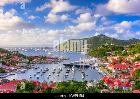 Le port et les toits de Saint Barthelemy dans les Antilles des Caraïbes. Banque D'Images