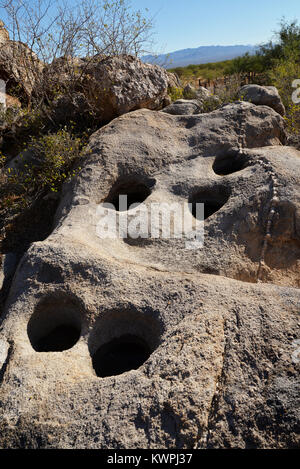 Meules utilisées par les premiers Amérindiens à préparer la nourriture sont situés à Mendoza, Coyote Canyon sauvage, montagnes, désert de Sonora, Arizon Banque D'Images