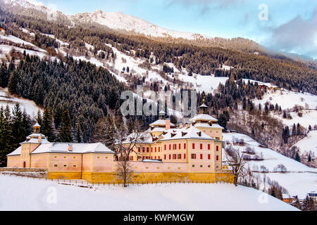 Château Wolfsthurn couvert de neige hiver Vipiteno Bolzano Alto Adige Tyrol du Sud Banque D'Images