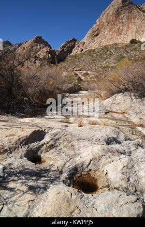 Meules utilisées par les premiers Amérindiens à préparer la nourriture sont situés à Mendoza, Coyote Canyon sauvage, montagnes, désert de Sonora, Arizon Banque D'Images