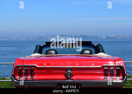 Vieille voiture Mustang par la plage de Devon Banque D'Images