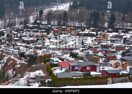 WINTERBERG, ALLEMAGNE - 16 février 2017 : Camp site avec remorques et des petites cabines en bois carrousel de ski de Winterberg Banque D'Images