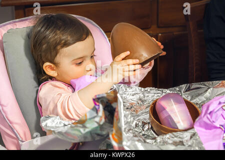 Baby Girl déballer de pâques en chocolat nouveau-né Banque D'Images