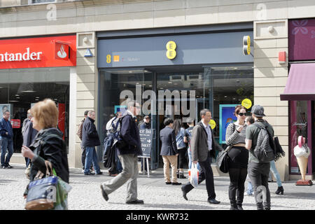 Quelques acheteurs passé EE shop Fargate, le centre-ville de Sheffield UK Banque D'Images