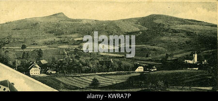 La « Razglednica Kožljeka 1899 (1) » est une carte postale historique en noir et blanc datant de 1899 et représentant la colonie de Kožljek en Slovénie ; l’image montre des maisons situées dans un paysage rural et est dans le domaine public car elle a été publiée avant 1945. Banque D'Images