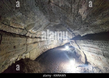 Tunnel de lave Galapagos - à l'intérieur d'un tunnel de lave, d'origine volcanique, l'île de Santa Cruz, îles Galapagos Équateur Amérique du Sud Banque D'Images