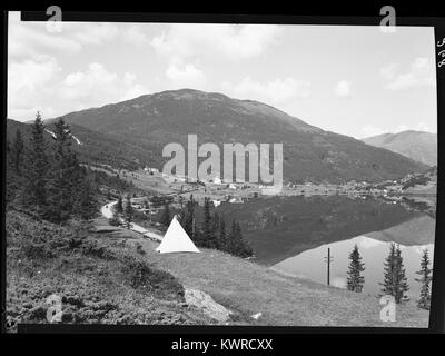 La photographie intitulée « Øye, Valdres » montre la colonie de Øye dans le district de Valdres, dans le comté d’Innlandet, en Norvège. Il enregistre le village près du Årdalsfjorden et le terrain montagneux environnant. Banque D'Images