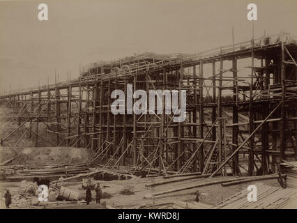 Cette photographie montre la construction des piliers du pont ferroviaire sur la rivière Rauna en Estonie. L'image capture les travaux d'ingénierie de la construction du pont en cours. Banque D'Images