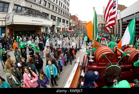 Davenport, Iowa, États-Unis. 18 Mar, 2017. Les flotteurs se déplacer sur une foule très 3e Rue, samedi 18 mars 2017, au cours de la bi-annuelle de la Société Saint-Patrick de l'état Grand Parade comme il se déplace dans les rues de Rock Island et Davenport. Crédit : John Schultz/Quad-City Times/ZUMA/Alamy Fil Live News Banque D'Images