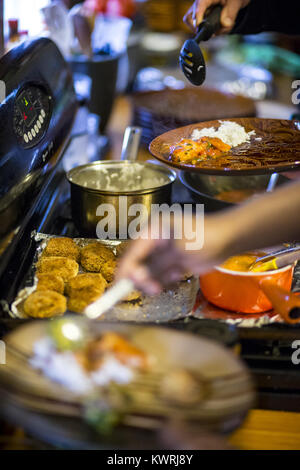 Davenport, Iowa, États-Unis. 1er avril 2017. Vous pourrez descendre la ligne dans la cuisine pour se servir eux-mêmes de la pot-luck le dîner à Emerald Johnson's home en Davenport le Samedi, Avril 1, 2017. La nourriture a été une partie notable de l'expérience à la fois Noor Ul Ain et Noor Al Mousa. Qu'il s'agisse de leur manque de nourriture, d'accueil et la recherche de quelque chose qu'ils aiment ou une partie de leur service. Les deux étudiants ont passé leur servant des repas de Thanksgiving au café sur la vigne et ont été de nouveau plusieurs fois pour donner de leur temps à l'alimentation d'une cuisine. Les deux filles veulent rentrer chez eux et faire un effort pour aider à nourrir les h Banque D'Images