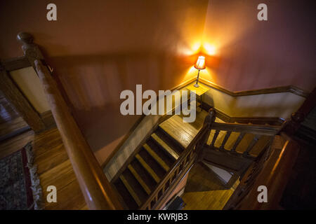 Davenport, Iowa, États-Unis. 5ème apr 2017. Vue d'en haut montre l'escalier principal à l'Kuehl maison familiale en Davenport le mercredi 5 avril 2017. La famille a passé les deux dernières années à travailler sur plusieurs projets autour de la maison tout en respectant l'équilibre entre le travail et la vie quotidienne. Credit : Andy Abeyta, Quad-City Times/Quad-City Times/ZUMA/Alamy Fil Live News Banque D'Images