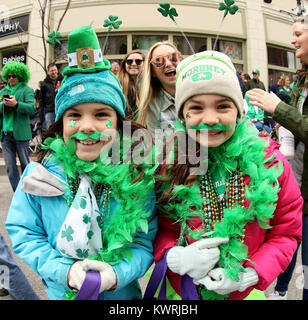 Davenport, Iowa, États-Unis. 18 Mar, 2017. Parade watchers attendre la prochaine position flottante pour jeter des bonbons, samedi 18 mars 2017, au cours de la bi-annuelle de la Société Saint-Patrick de l'état Grand Parade comme il se déplace dans les rues de Rock Island et Davenport. Crédit : John Schultz/Quad-City Times/ZUMA/Alamy Fil Live News Banque D'Images