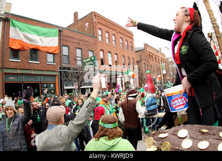 Davenport, Iowa, États-Unis. 18 Mar, 2017. Beads se jeter dans la foule, samedi 18 mars 2017, au cours de la bi-annuelle de la Société Saint-Patrick de l'état Grand Parade comme il se déplace dans les rues de Rock Island et Davenport. Crédit : John Schultz/Quad-City Times/ZUMA/Alamy Fil Live News Banque D'Images