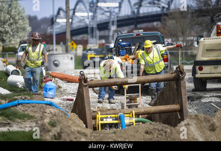 Rock Island, Iowa, États-Unis. 12 avr, 2017. Au-dessus du sol les travailleurs faire leur part de travailler avec des collègues qui sont au-dessous du sol travaillant sur les utilitaires dans le palais de justice du comté de Rock Island, le mercredi 12 avril 2017. Credit : Andy Abeyta, Quad-City Times/Quad-City Times/ZUMA/Alamy Fil Live News Banque D'Images