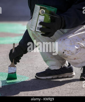 Davenport, Iowa, États-Unis. Mar 12, 2017. Steve Johnson, de Hampton se remplit dans la peinture sur un shamrock sur la 2e Rue à Davenport le Dimanche, Mars 12, 2017. Peintres de la section locale 676 & 502 Programme d'apprentissage des trèfles peints peintres dans la rue le long de la ligne de départ du 35e centre pour aînés actifs le jour de la Saint Patrick la race. Credit : Andy Abeyta/Quad-City Times/ZUMA/Alamy Fil Live News Banque D'Images