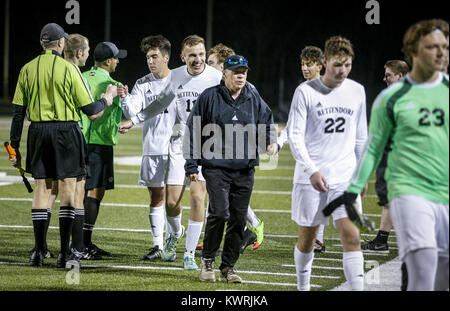 Bettendorf, Iowa, États-Unis. 10 avr, 2017. Les joueurs célèbrent leur victoire Bettendorf match contre Muscatine, 4-0, à Bettendorf High School le lundi, Avril 10, 2017. Credit : Andy Abeyta, Quad-City Times/Quad-City Times/ZUMA/Alamy Fil Live News Banque D'Images