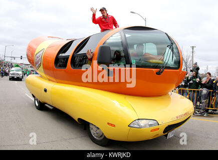 Davenport, Iowa, États-Unis. 18 Mar, 2017. Le Wienermobile fait une apparition à l'état bi-annuelle de la Société St Patrick's Grand Parade, samedi 18 mars 2017, comme il se détache de la pont Centennial de Rock Island. Crédit : John Schultz/Quad-City Times/ZUMA/Alamy Fil Live News Banque D'Images