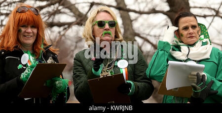 Davenport, Iowa, États-Unis. 18 Mar, 2017. Les juges donnent sur chaque flotteur lors de son passage, samedi 18 mars 2017, au cours de la bi-annuelle de la Société Saint-Patrick de l'état Grand Parade comme il se déplace dans les rues de Rock Island et Davenport. Crédit : John Schultz/Quad-City Times/ZUMA/Alamy Fil Live News Banque D'Images