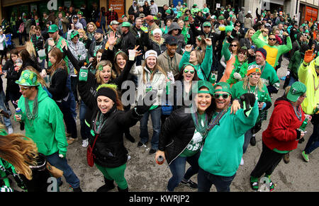 Davenport, Iowa, États-Unis. 18 Mar, 2017. Les grandes foules line 3ème rue, samedi 18 mars 2017, et regardez la bi-annuelle de la Société Saint-Patrick de l'état Grand Parade comme il se déplace dans les rues de Rock Island et Davenport. Crédit : John Schultz/Quad-City Times/ZUMA/Alamy Fil Live News Banque D'Images