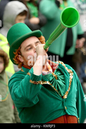 Davenport, Iowa, États-Unis. 18 Mar, 2017. Un lutin ses coups de corne, samedi 18 mars 2017, au cours de la bi-annuelle de la Société Saint-Patrick de l'état Grand Parade comme il se déplace dans les rues de Rock Island et Davenport. Crédit : John Schultz/Quad-City Times/ZUMA/Alamy Fil Live News Banque D'Images