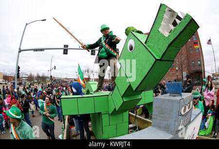 Davenport, Iowa, États-Unis. 18 Mar, 2017. Saint Georges le dragon slayer, a fait une apparition, samedi 18 mars 2017, au cours de la bi-annuelle de la Société Saint-Patrick de l'état Grand Parade comme il se déplace dans les rues de Rock Island et Davenport. Crédit : John Schultz/Quad-City Times/ZUMA/Alamy Fil Live News Banque D'Images