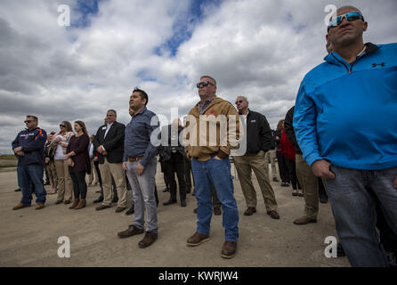 Moline, Iowa, États-Unis. Apr 20, 2017. Vous stand et regarder la cérémonie à l'hôtel Hyatt Place et Hyatt House construction site in East Moline le Jeudi, Avril 20, 2017. Grande Rivière Property Development a tenu une cérémonie pour les établissements Hyatt Place et Hyatt House Hôtel double marque. L'emplacement est le site d'un ancien site de la moissonneuse-batteuse Case New Holland. Le budget de 40 millions de hotel fait partie de 80 millions de dollars dans le développement prévu sur les 132 acres au cours de la prochaine décennie. Credit : Andy Abeyta, Quad-City Times/Quad-City Times/ZUMA/Alamy Fil Live News Banque D'Images