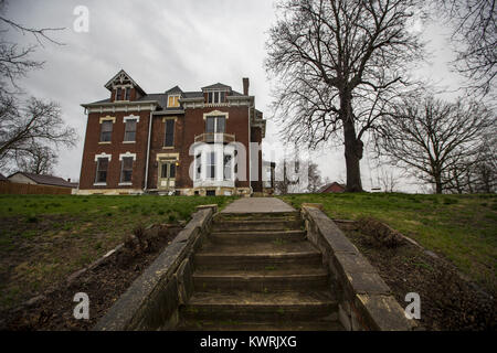 Davenport, Iowa, États-Unis. 5ème apr 2017. Un escalier mène à l'entrée principale de l'Kuehl maison familiale en Davenport le mercredi 5 avril 2017. La famille a passé les deux dernières années à travailler sur plusieurs projets autour de la maison tout en respectant l'équilibre entre le travail et la vie quotidienne. Credit : Andy Abeyta, Quad-City Times/Quad-City Times/ZUMA/Alamy Fil Live News Banque D'Images