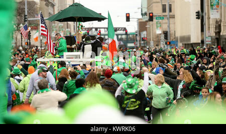 Davenport, Iowa, États-Unis. 18 Mar, 2017. Thousdands foule de personnes 3ème rue, samedi 18 mars 2017, pour voir le bi-annuelle de la Société Saint-Patrick de l'état Grand Parade comme il se déplace dans les rues de Rock Island et Davenport. Crédit : John Schultz/Quad-City Times/ZUMA/Alamy Fil Live News Banque D'Images